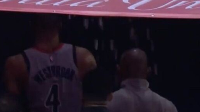 Russell Westbrook reçoit du popcorn de la part d’un spectateur et veut se battre (Source : NBA et NBC)