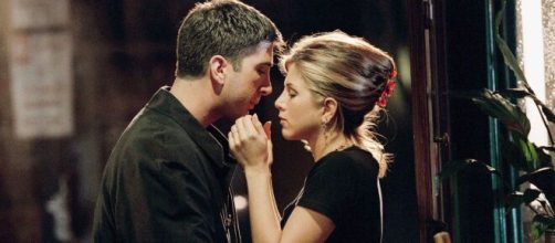 Jennifer Aniston e David Schwimmer sul set di Friends.