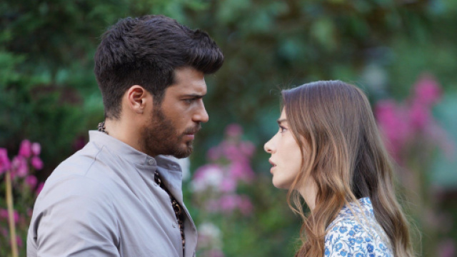 Mr Wrong dal 31 maggio su Canale 5: Can Yaman e Özge Gürel interpretano Özgür Atasoy ed Ezgi İnal.