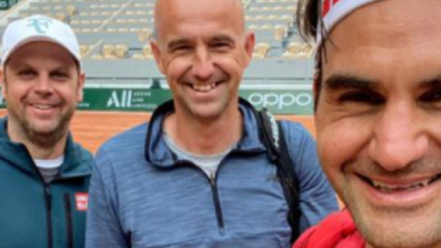 Roger Federer est d&eacute;j&agrave; sur les courts de Roland-Garros pour pr&eacute;parer le prochain tournoi du Grand Chelem (Photo : Instagram de Roger Federer)