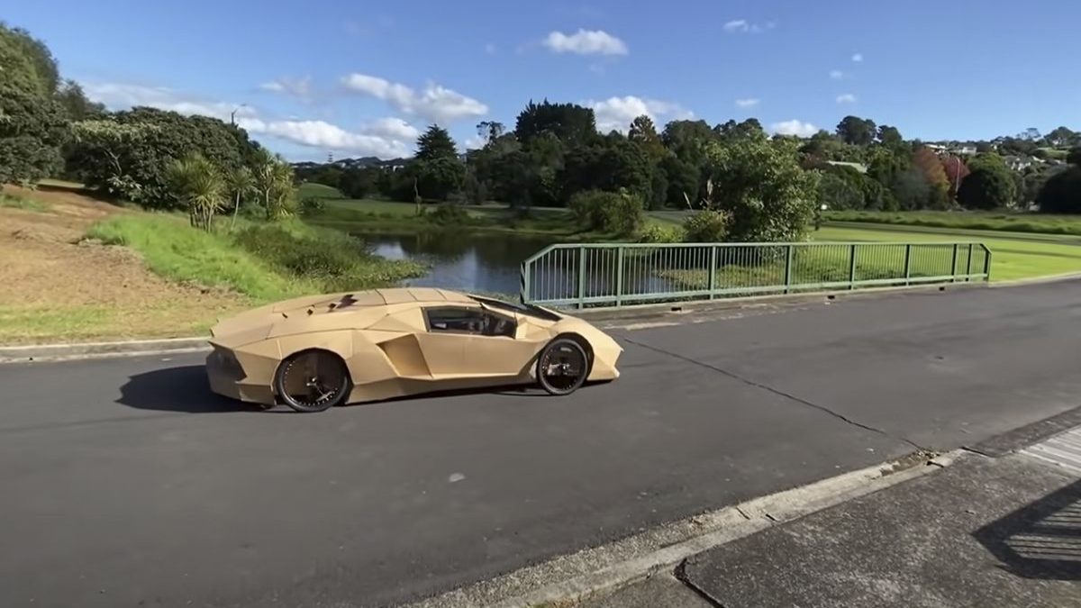Un youtuber vende un Lamborghini hecho de cartón y dona el dinero a un  hospital infantil