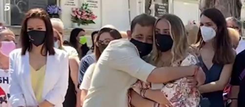 David Flores se abraza a su hermana durante el homenaje a Rocío Jurado. (Imagen: Socialité/Telecinco)