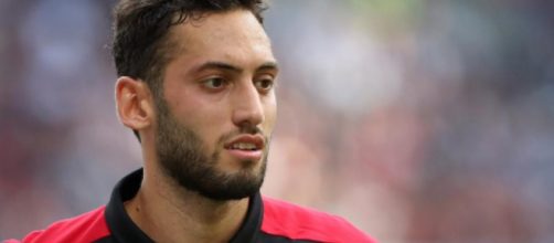 Hakan Calhanoglu potrebbe trasferirsi alla Juventus.