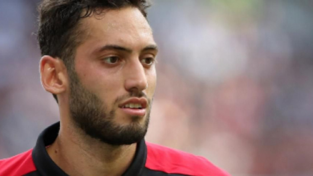 Hakan Calhanoglu potrebbe trasferirsi alla Juventus.