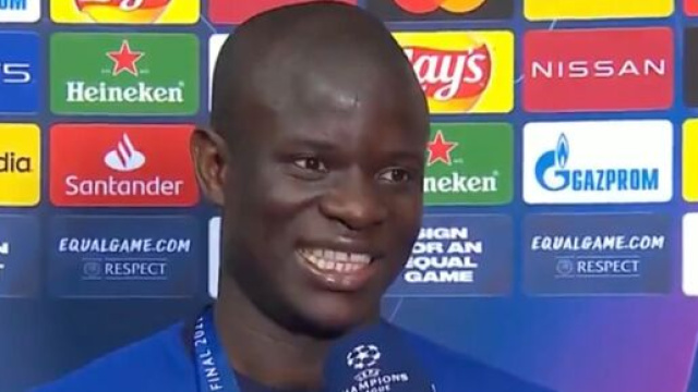 Kanté heureux après la victoire de Chelsea en Ligue des champions. (crédit RMC capture itv Mohamed Bouhafsi)