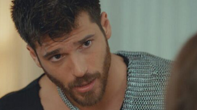 Mr Wrong, trama del 1 giugno: Ezgi apprende che Ozgur è suo vicino di casa.