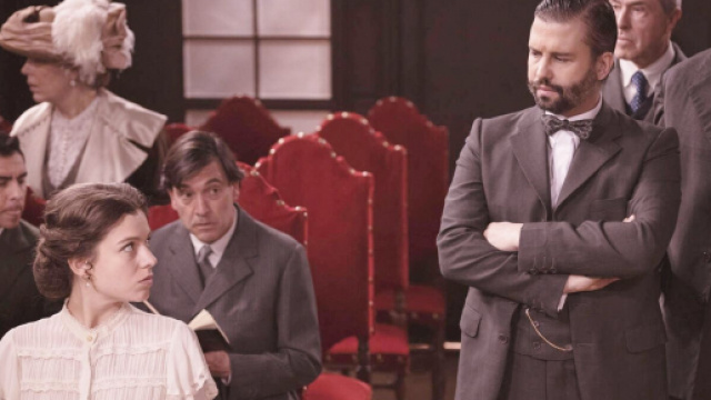 Una Vita, Felipe trova le lettere false di Marcia e le brucia.