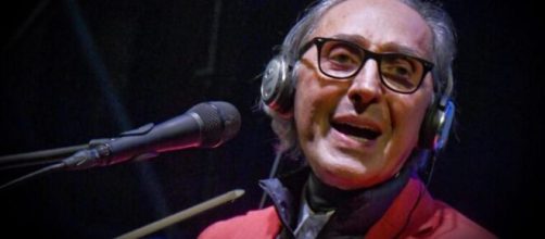 5 versi più emozionanti dei brani di Battiato: da La Cura a E ti vengo a cercare.