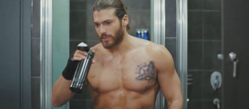 Can Yaman sparisce dai social dopo le voci di tradimento.