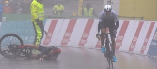 La caduta di Geraint Thomas al Giro di Romandia.