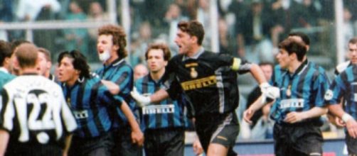 Nella foto un episodio in Juventus-Inter del 1998