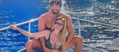 Can e Diletta insieme a Capri, ma Rosica sbotta.