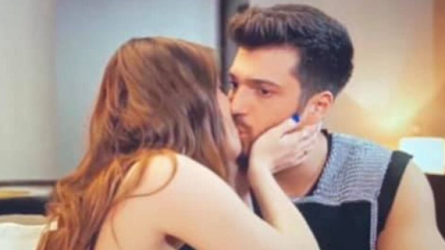 Mr Wrong: Ezgi si ubriaca e bacia &Ouml;zg&uuml;r.