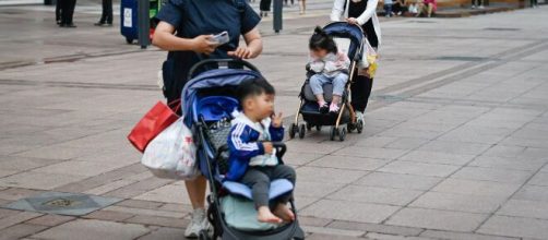 Cina, cala la natalità: Pechino autorizza fino a 3 figli per coppia.