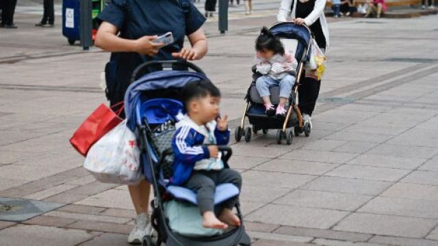 Cina, cala la natalità: Pechino autorizza fino a 3 figli per coppia.