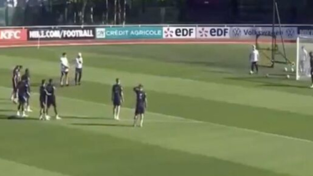 Dembélé moqué par Didier Deschamps pendant l'entrainement des Bleus. (crédit image entrainement FFF)