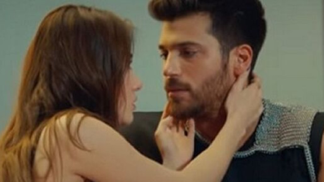 Mr Wrong, puntata del 3 giugno: Inal accetta di accompagnare il barman a un matrimonio.