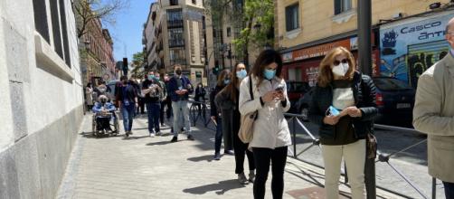 Colas con una larga espera en los colegios electorales de Madrid (Twitter: @olgarodriguezfr)