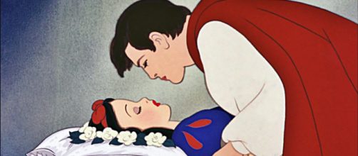 Uno screenshot del famoso bacio tra il Principe azzurro e Biancaneve. ©Disney
