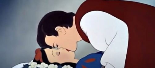Il bacio del Principe a Biancaneve considerato da alcuni non consensuale.