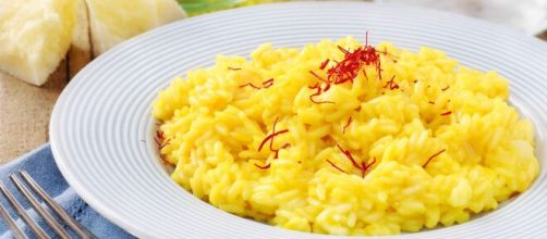 Risotto allo zafferano, un primo piatto immancabile della tradizione.