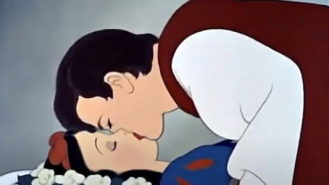 Il bacio del Principe a Biancaneve considerato da alcuni non consensuale.