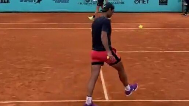 Rafael Nadal fait le show avec des jonglages de football au Masters 1000 de Madrid (Source : Twitter officiel ATP Tour - capture)