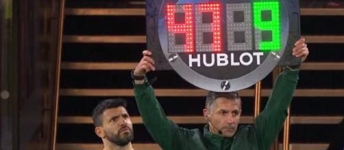 Le quatrième arbitre se trompe de numéro pour Sergio Agüero (Source : capture vidéo RMC Sport)