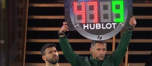 Le quatrième arbitre se trompe de numéro pour Sergio Agüero (Source : capture vidéo RMC Sport)