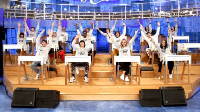 Amici 20, i cantanti firmano con le case discografiche.