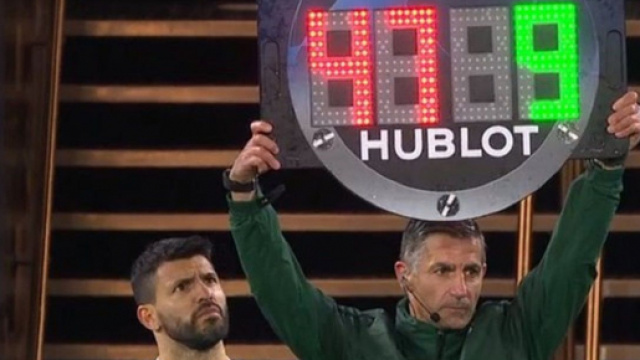 Le quatrième arbitre se trompe de numéro pour Sergio Agüero (Source : capture vidéo RMC Sport)