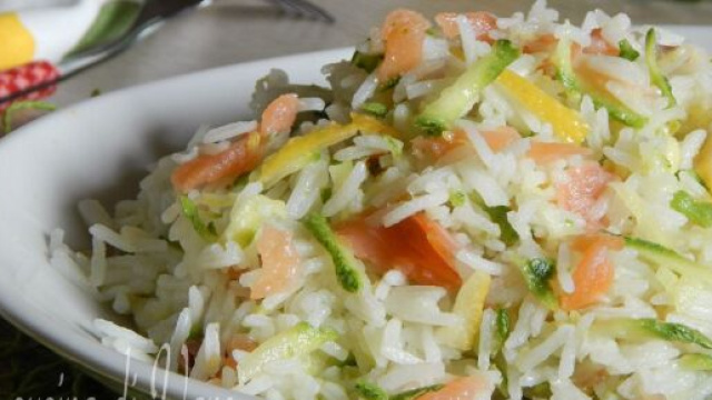 riso freddo con salmone, limone e zucchine