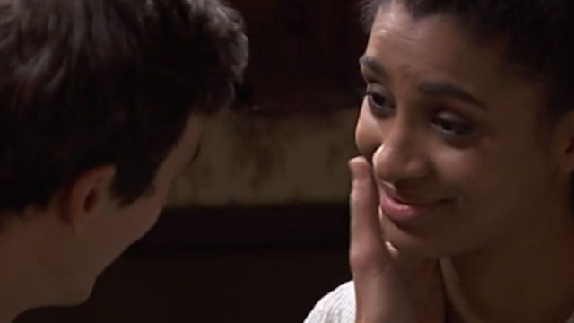 Una vita, trame Spagna: Marcia chiede a Israel Becerra di sposarla.