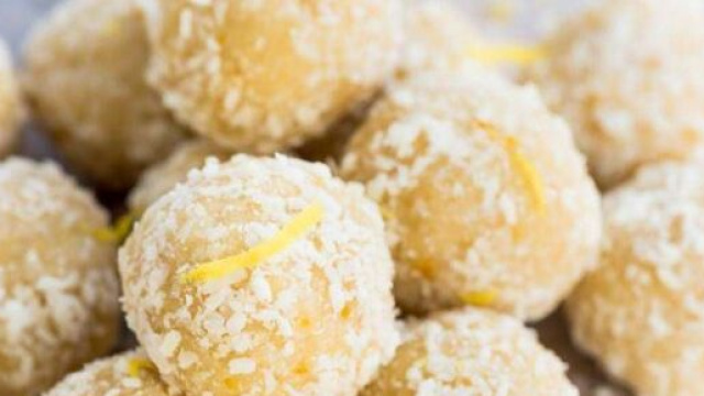 Dolci al cocco e succo di limone.