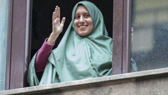 Silvia Aisha Romano al suo rientro nella sua casa di Milano a maggio 2020.