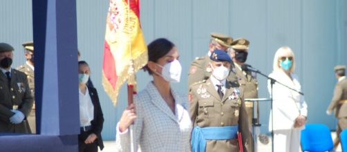 La reina Letizia amadrina la bandera nacional a la ACAVIET. (Foto: Antonio Rodríguez)