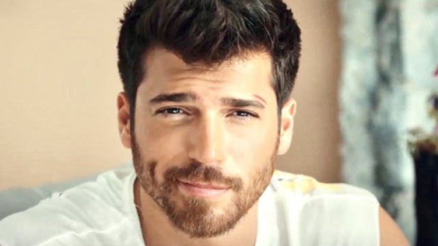 Can Yaman &egrave; &Ouml;zg&uuml;r Atasoy in Mr Wrong, la nuova serie in onda su Canale 5 dal 31 maggio.