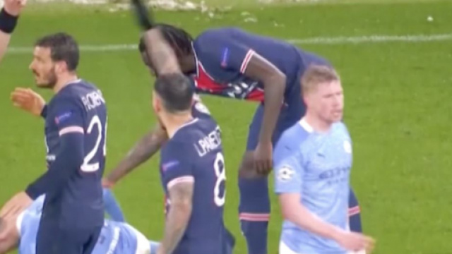Marco Verratti insulté par l'arbitre de la rencontre entre le PSG et Manchester City. (capture match RMC Sport)