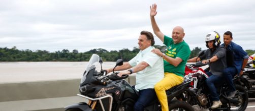 Bolsonaro dá mau exemplo ao pilotar moto sem capacete. (Arquivo Blasting News)