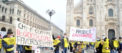 Una recente manifestazione del settore del Gioco in piazza Duomo a Milano.