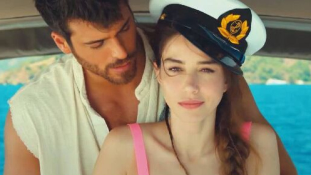 Mr Wrong, puntate dal 7 all'11 giugno: gita in yacht con imprevisti per Özgür (Can Yaman) ed Ezgi (Özge Gürel).