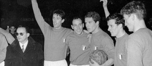 Il Ct Fabbri, Cesare Maldini, Pascutti, Orlando, Fogli e Sormani al termine di Italia-Turchia 6-0 del 1962.