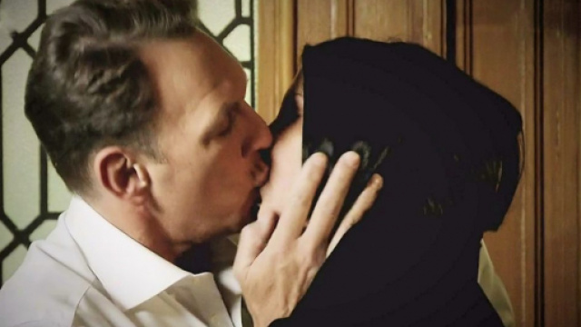 Un posto al sole, bacio fra Roberto Ferri (Riccardo Polizzy Carbonelli) e Marina Giordano (Nina Soldano).