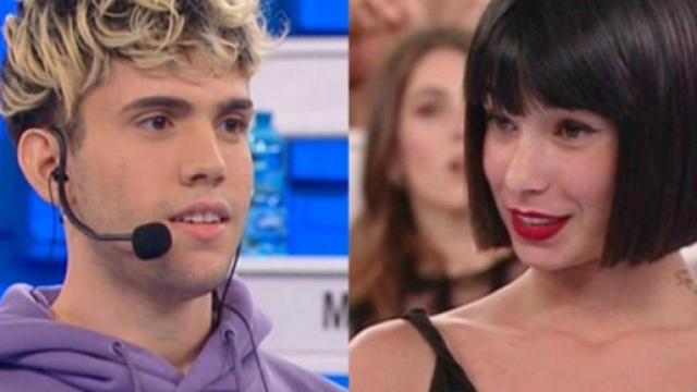 Amici, Aka7even ammette di aver scritto due canzoni per Martina, poi cancella il tweet.