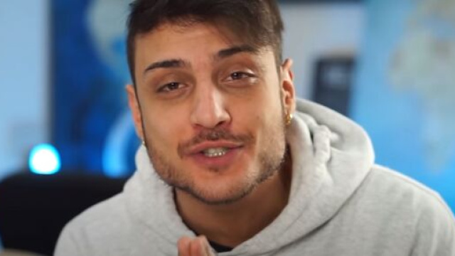 Awed risponde a Lamborghini: 'L'et&agrave;? Bastava che mi avvisavi e andavo in giro a mentire'.