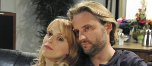 Tempesta d'amore: trame tedesche: Michael difende Rosalie dall'accusa di rapimento di Tim.