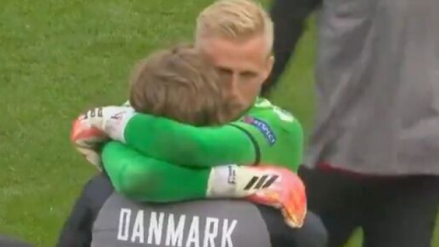 Kasper Schmeichel tentant de consoler ses partenaires. (images captures beIN SPORTS)