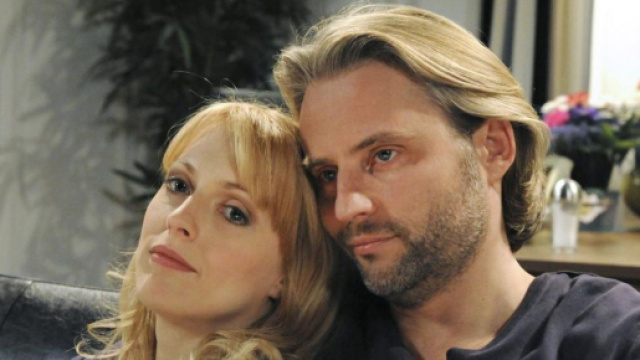 Tempesta d'amore: trame tedesche: Michael difende Rosalie dall'accusa di rapimento di Tim.