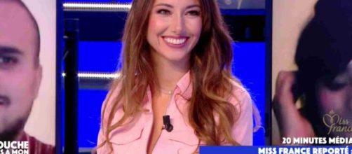 La chroniqueuse Delphine Wespiser sur le plateau de TPMP - Source : capture d'écran C8