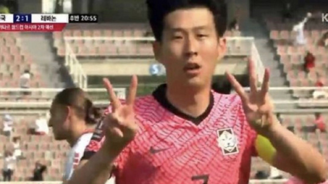 L&rsquo;attaquant de la Cor&eacute;e du Sud Heung-min Son a d&eacute;di&eacute; son second but &agrave; Christian Eriksen - Source : capture KBS)